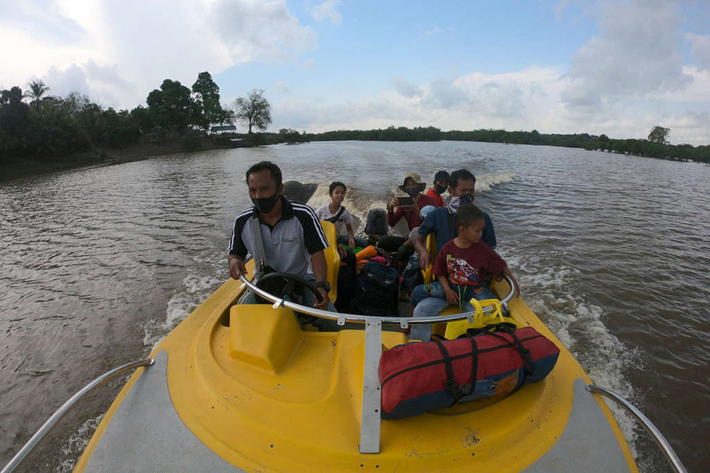 Wisatawan memanfaatkan fasilitas perahu motor di kawasan wisata alam Danau Tangkas, Desa Tanjung Lanjut, Sekernan, Muarojambi, Jambi.