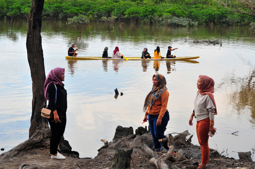Kawasan wisata seluas 400 hektare yang dikembangkan menggunakan dana desa dan penyertaan modal Badan Usaha Milik Desa (BUMDes) tersebut mulai ramai dikunjungi wisatawan dari sejumlah daerah di provinsi itu dengan pengetatan pemeriksaan sesuai protokol kesehatan di pintu masuk. 