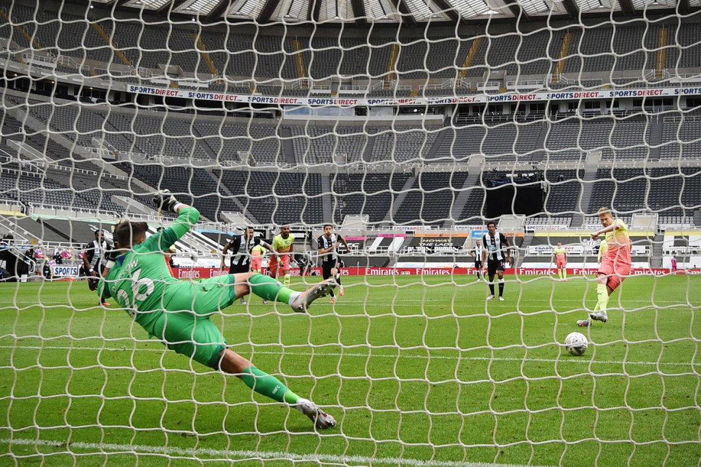 City membuka keunggulan melalui tendangan penalti Kevin De Bruyne pada menit ke-37. Wasit terpaksa menunjuk titik putih karena Gabriel Jesus dijatuhan Fabian Schaar ketika berusaha menyambut umpan Kyle Walker.