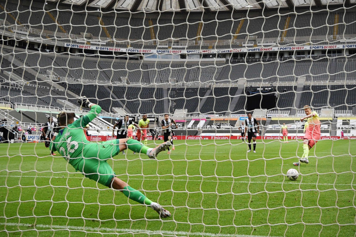 City membuka keunggulan melalui tendangan penalti Kevin De Bruyne pada menit ke-37. Wasit terpaksa menunjuk titik putih karena Gabriel Jesus dijatuhan Fabian Schaar ketika berusaha menyambut umpan Kyle Walker.