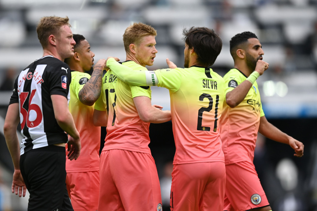 De Bruyne pun melakukan eksekusi penalti dengan tenang ketika mengecoh kiper Newcastle Karl Darlow. Gol tersebut menjadi kado yang indah bagi De Bruyne yang sedang merayakan ulang tahun ke-29.