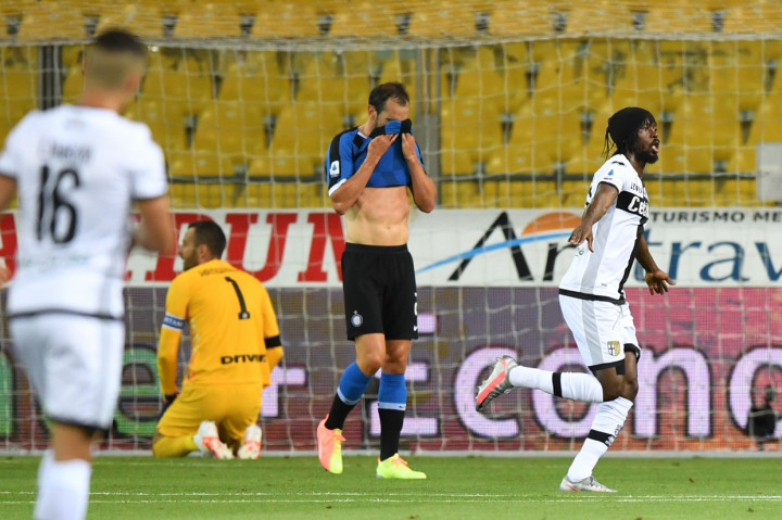 Parma membuka keunggulan terlebih dulu lewat Gervinho yang mampu memaksimalkan umpan Juraj Kucka.