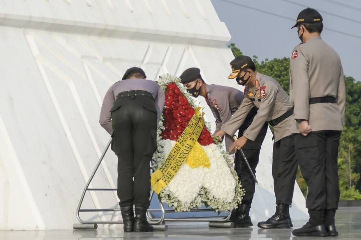 Kapolri Jenderal Pol Idham Azis (kedua kanan) meletakan karangan bunga saat Upacara Ziarah Makam dan Tabur Bunga di Taman Makam Pahlawan Nasional Utama (TMPNU) Kalibata, Jakarta.