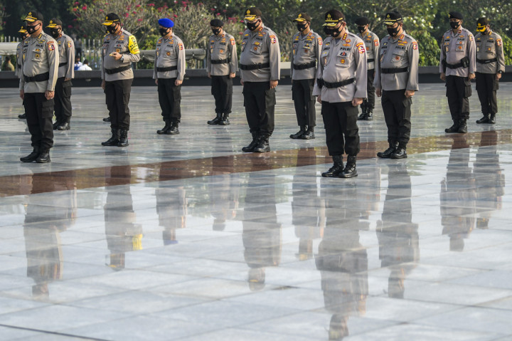 Anggota Polri mengikuti Upacara Ziarah Makam dan Tabur Bunga di Taman Makam Pahlawan Nasional Utama (TMPNU) Kalibata, Jakarta.
