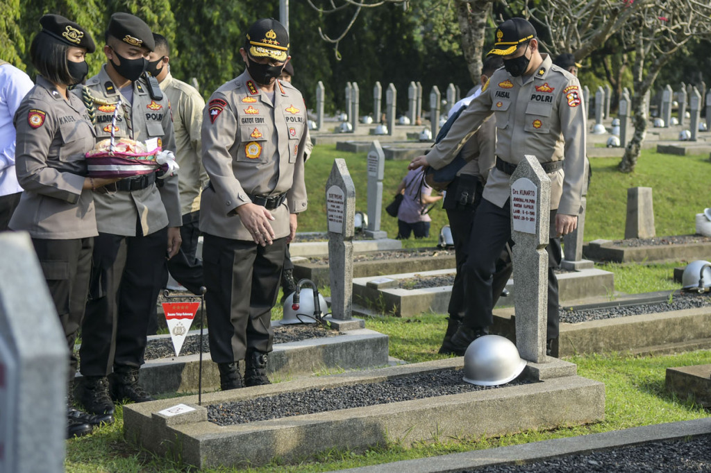 Wakapolri Komjen Pol Gatot Eddy (tengah) menabur bunga usai Upacara Ziarah Makam dan Tabur Bunga di Taman Makam Pahlawan Nasional Utama (TMPNU) Kalibata, Jakarta.