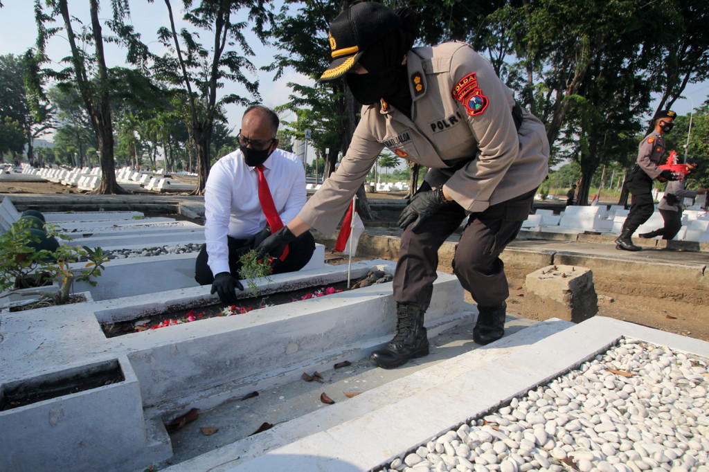 Kegiatan itu merupakan rangkaian acara memperingati Hari Bhayangkara ke-74 tahun 2020. 
