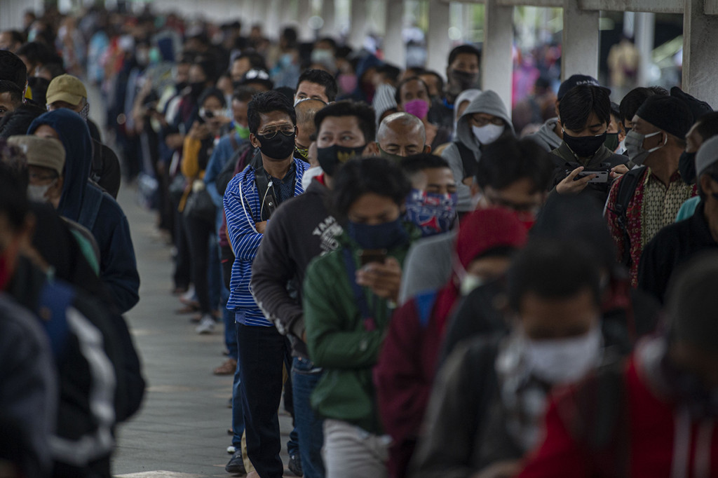 Untuk mengurainya, pemerintah menyediakan bus gratis dan PT Kereta Commuter Indonesia mengujicobakan sistem informasi mengenai antrean melalui laman utama di aplikasi KRL Acccess dan media sosialnya. 