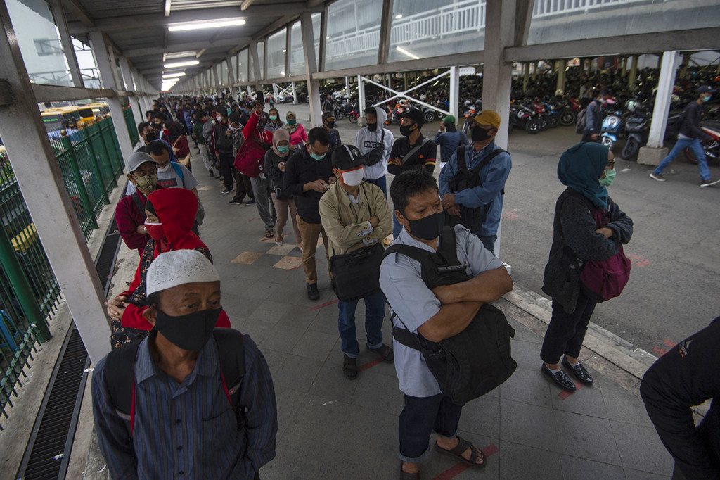 Sejumlah calon penumpang Kereta Rel Listrik (KRL) Commuterline mengantre memasuki Stasiun KA Bogor di Kota Bogor, Jawa Barat.
