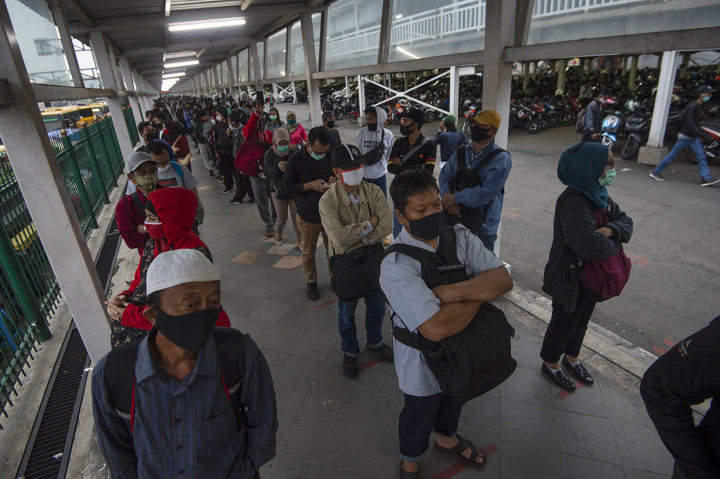 Sejumlah calon penumpang Kereta Rel Listrik (KRL) Commuterline mengantre memasuki Stasiun KA Bogor di Kota Bogor, Jawa Barat.
