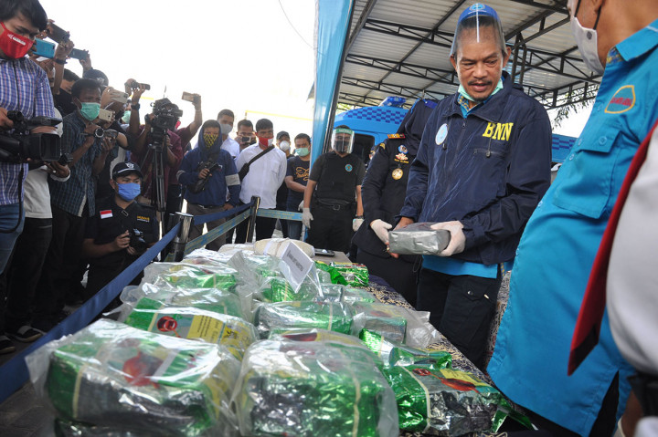 Deputi Pemberantasan BNN Irjen Pol Arman Depari (kanan) memperlihatkan barang bukti narkoba jenis sabu yang dibungkus dalam kemasan teh saat gelar kasus pengungkapan jaringan narkoba internasional di Medan, Sumatera Utara.