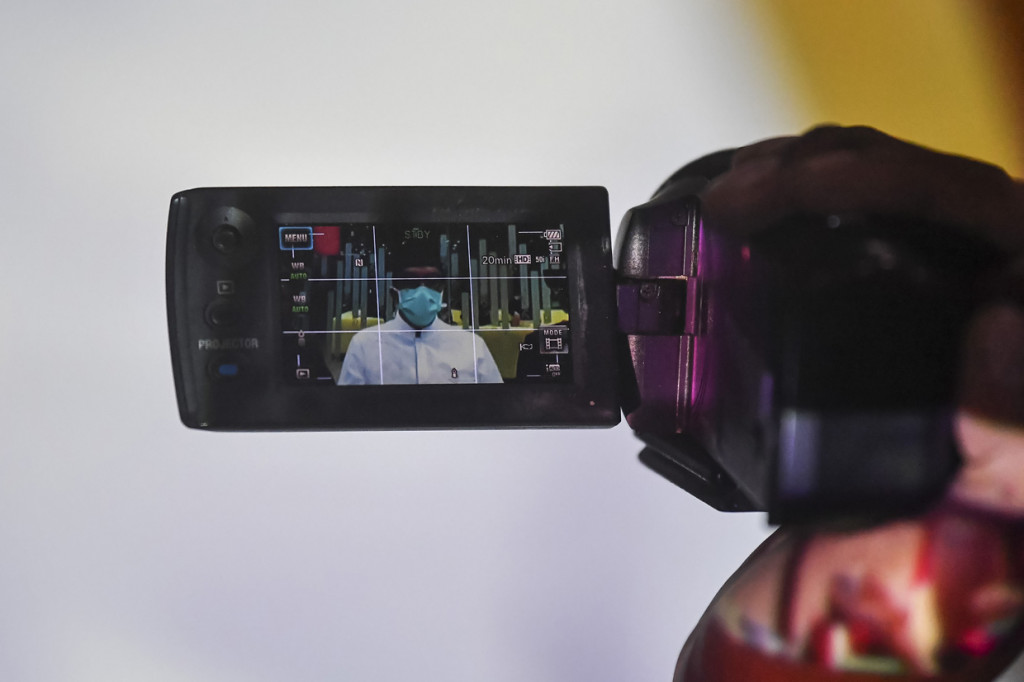 Jurnalis mengambil gambar sidang putusan terdakwa mantan Menteri Pemuda dan Olahraga (Menpora) Imam Nahrawi yang disiarkan secara 