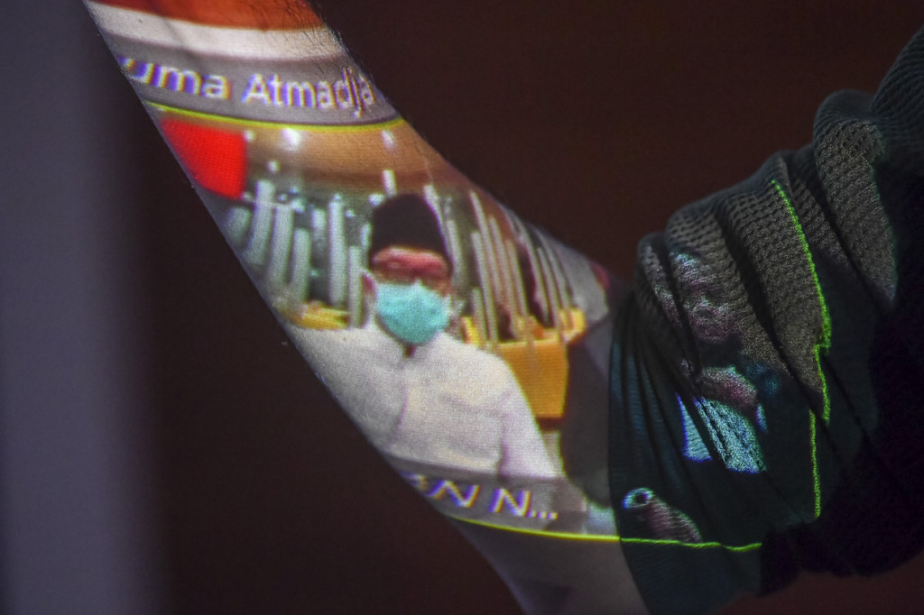 Imam juga harus membayar uang pengganti kepada negara sebesar Rp18.154.203.882 atau diganti kurungan penjara selama dua tahun dan mencabut hak dipilih sebagai pejabat publik selama empat tahun terhitung sejak menjalani hukuman penjara pokok. 
