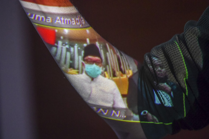 Imam juga harus membayar uang pengganti kepada negara sebesar Rp18.154.203.882 atau diganti kurungan penjara selama dua tahun dan mencabut hak dipilih sebagai pejabat publik selama empat tahun terhitung sejak menjalani hukuman penjara pokok. 
