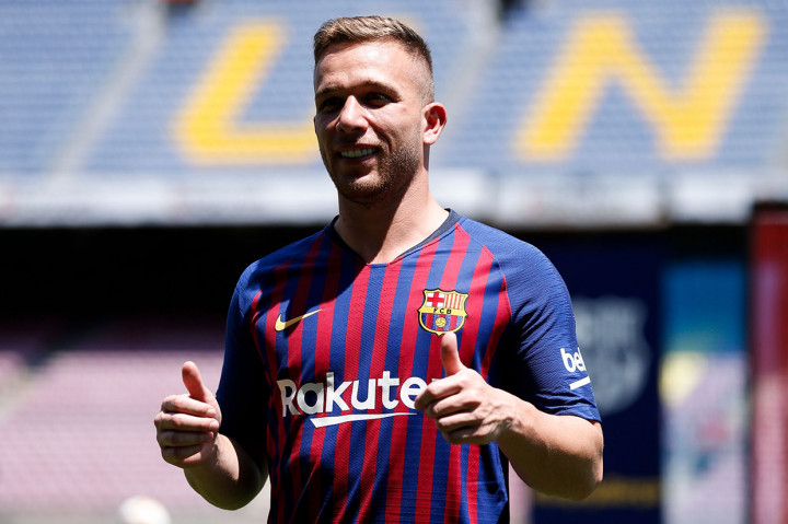 Laman resmi Barcelona menyebut Juventus akan membayar 72 juta euro (sekitar Rp1,16 triliun) disertai klausul tambahan 10 juta euro (sekitar Rp161,1 miliar) untuk mendapatkan Arthur.