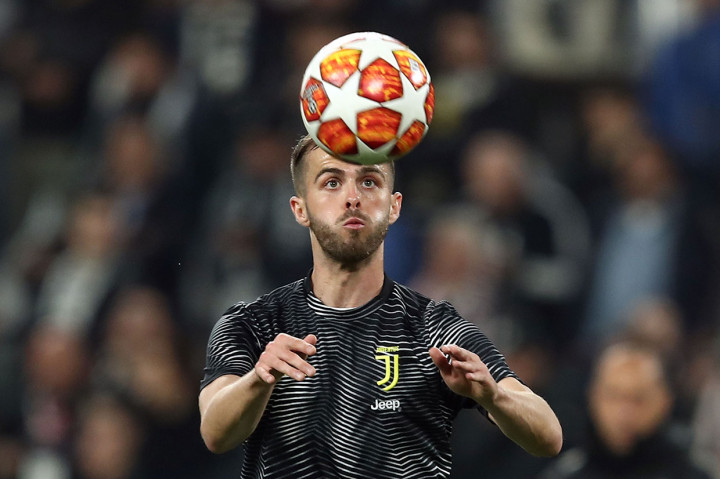 Sebaliknya, Barcelona membeli Pjanic dengan banderol 60 juta euro (sekitar Rp966,6 miliar) disertai klausul tambahan 5 juta euro (sekitar Rp80,5 miliar).