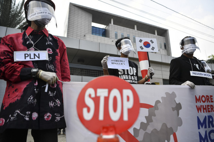 Aktivis dari Koalisi Masyarakat Sipil Tolak PLTU menggelar aksi simpatik menolak mega proyek PLTU Jawa 9 dan 10 di depan Kedutaan Besar Korea Selatan, Jakarta.