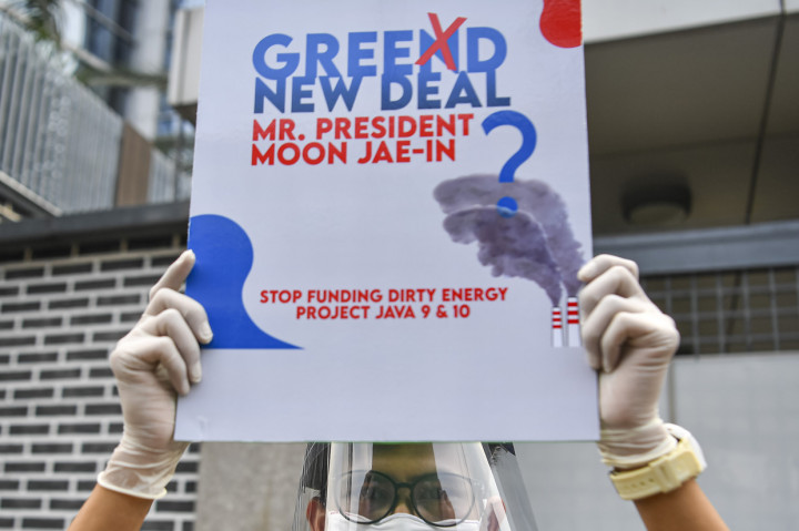 Dalam aksi tersebut aktivis dan warga mengecam keputusan KEPCO (Korea Electric Power Corporation) yang melanjutkan pendanaan pembangunan mega proyek PLTU Jawa 9 dan 10 di Cilegon, Banten.