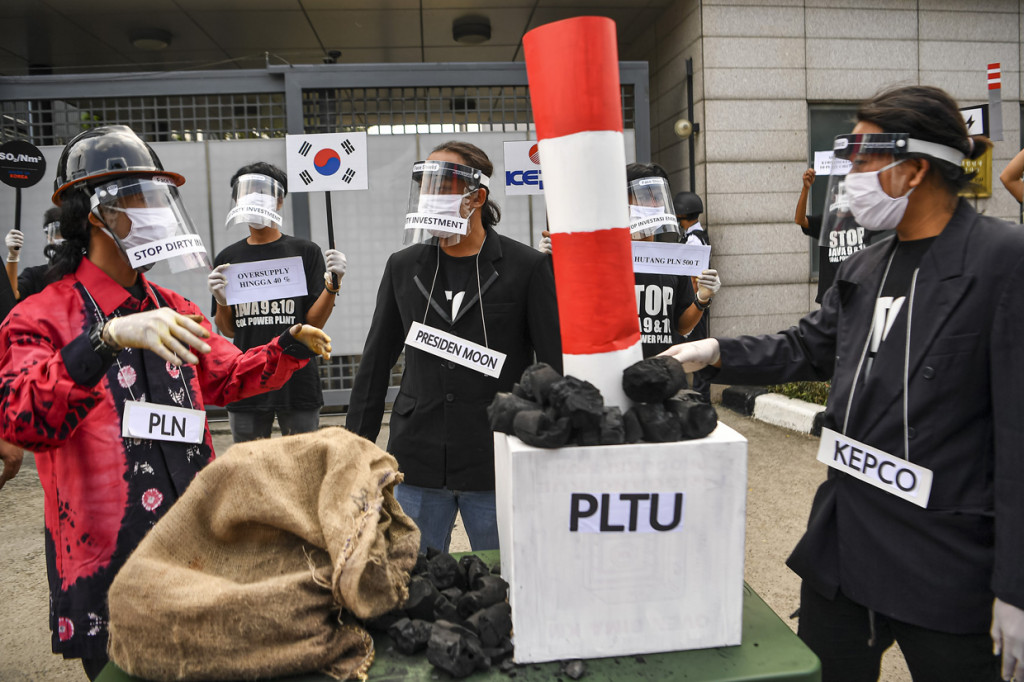 Aktivis dari Koalisi Masyarakat Sipil Tolak PLTU menggelar aksi simpatik menolak mega proyek PLTU Jawa 9 dan 10 di depan Kedutaan Besar Korea Selatan, Jakarta.
