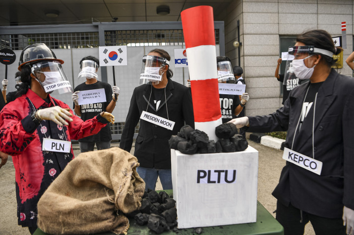 Aktivis dari Koalisi Masyarakat Sipil Tolak PLTU menggelar aksi simpatik menolak mega proyek PLTU Jawa 9 dan 10 di depan Kedutaan Besar Korea Selatan, Jakarta.
