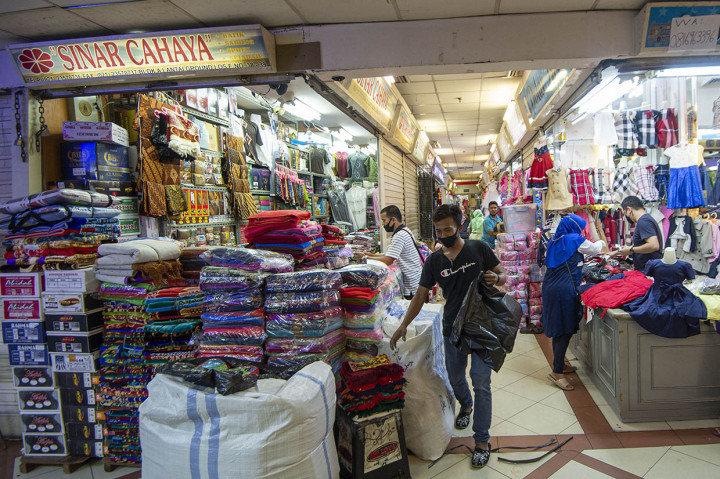 Pedagang dan pembeli bertransaksi pakaian di Pasar Blok A Tanah Abang, Jakarta, Selasa, 30 Juni 2020.