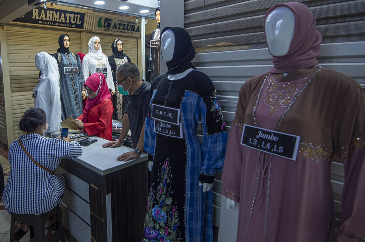 Seperti diketahui, para pekerja dari Pasar Tanah Abang blok A dan B akhirnya menjalani pengetesan untuk covid-19 massal yang diusulkan oleh Kecamatan Tanah Abang, usai sepekan dibuka di masa Pembatasan Sosial Berskala Besar (PSBB) transisi pada Selasa, 23 Juni 2020.