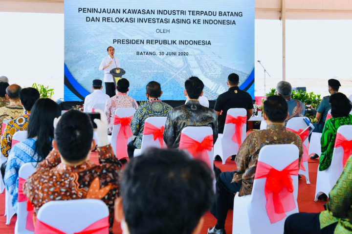 Presiden Joko Widodo memberikan sambutan saat meninjau Kawasan Industri Terpadu Batang dan Relokasi Investasi Asing ke Indonesia, di Kedawung, Kabupaten Batang, Jawa Tengah, Selasa, 30 Juni 2020. 