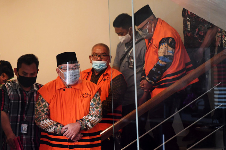 Tersangka kasus suap di DPRD Jambi Cek Man (kiri), Tadjudin Hasan (tengah) dan Parlagutan Nasution mengenakan rompi tanahan usai diperiksa di Gedung KPK.