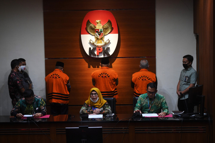 Wakil Ketua KPK Lili Pintauli Siregar (tengah) memberikan keterangan pers terkait penahanan mantan anggota DPRD Jambi di Gedung KPK.