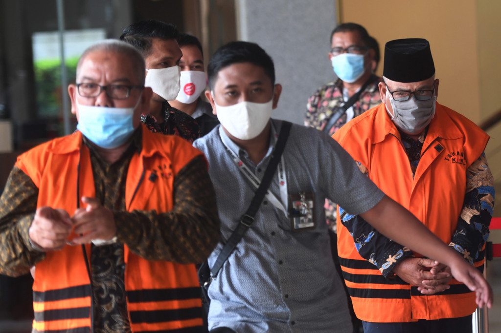 KPK resmi menahan tiga mantan anggota DPRD Jambi yaitu Cek Man, Parlagutan Nasution dan Tadjudin Hasan terkait perkara suap terhadap anggota DPRD Jambi dalam pengesahan RAPBD Provinsi Jambi Tahun Anggaran 2017-2018.