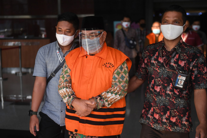 Ketiga orang itu diduga turut serta meminta jatah uang 'ketok palu', menagih, dan melakukan pertemuan untuk membicarakan hal tersebut. Ketiganya juga meminta jatah proyek dalam kisaran Rp100 juta sampai Rp600 juta per orang.