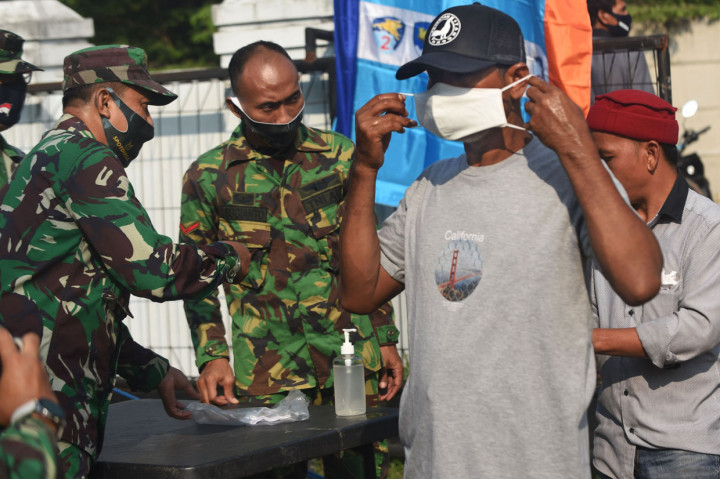 Acara bakti sosial diisi dengan pembagian sembako dan masker untuk warga terdampak Covid-19, serta sosialisasi protokol kesehatan untuk menjaga jarak, mencuci tangan dan memakai masker yang dikemas melalui kegiatan paralayang.