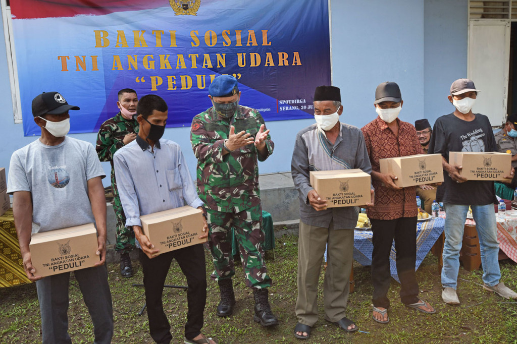 Paban II Asisten Potensi Dirgantara (Aspotdirga) TNI Angkatan Udara Kol. Pnb Agung Sasongkojati (keempat kanan) berbincang dengan warga penerima bantuan paket sembako saat acara Bakti Sosial di Pangkalan Detasemen TNI AU Gorda, Serang, Banten.