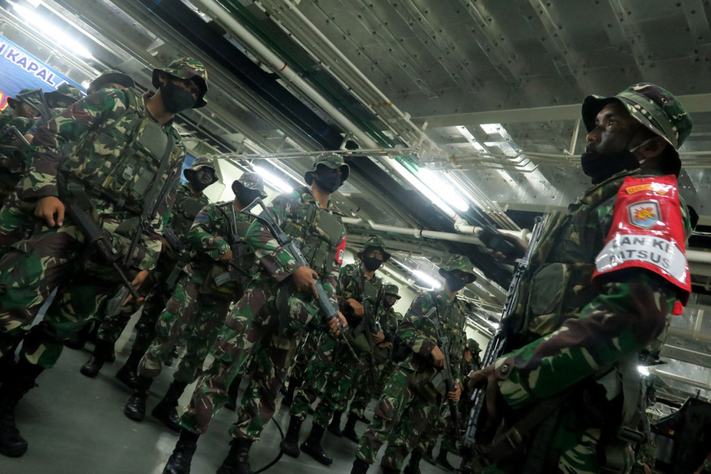 Sejumlah prajurit dari Batalyon Infanteri (Yonif) 6 Korps Marinir bersiap melakukan pendaratan khusus dari KRI Semarang-594 ketika berlayar di Perairan Pulau Damar,Kepulauan Seribu, Jakarta.