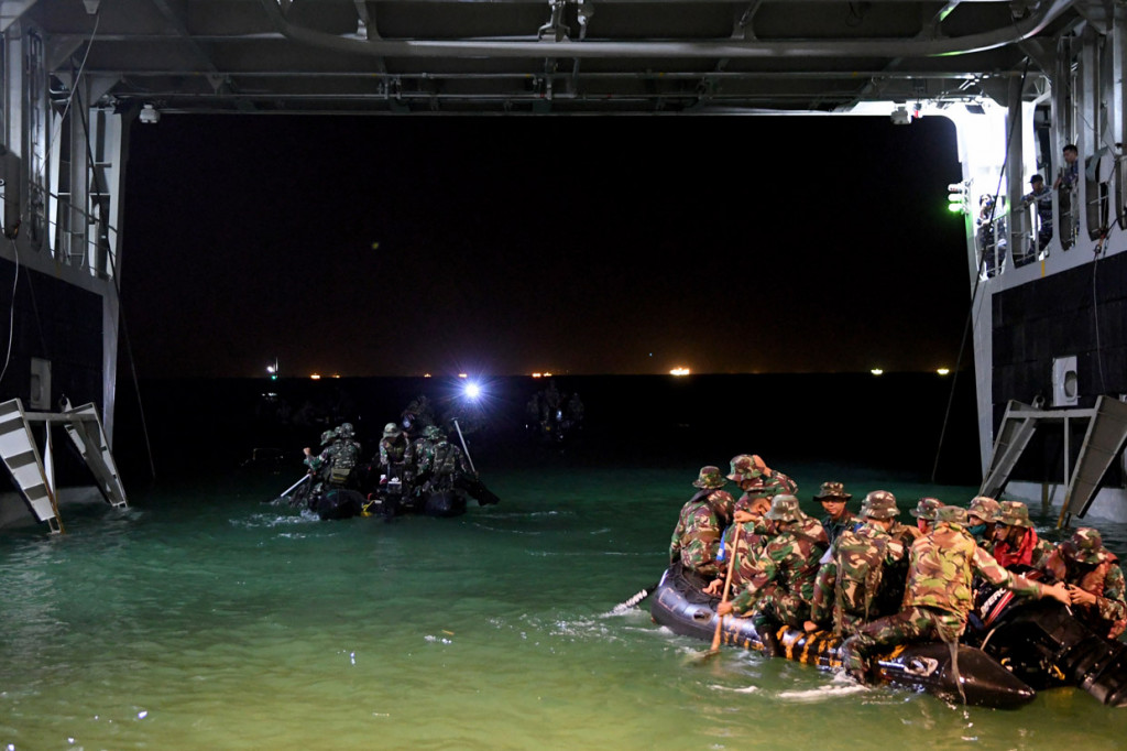 Sejumlah prajurit dari Batalyon Infanteri (Yonif) 6 Korps Marinir mengoperasikan perahu karet saat melakukan pendaratan khusus dari KRI Semarang-594 ketika berlayar di Perairan Pulau Damar,Kepulauan Seribu, Jakarta.