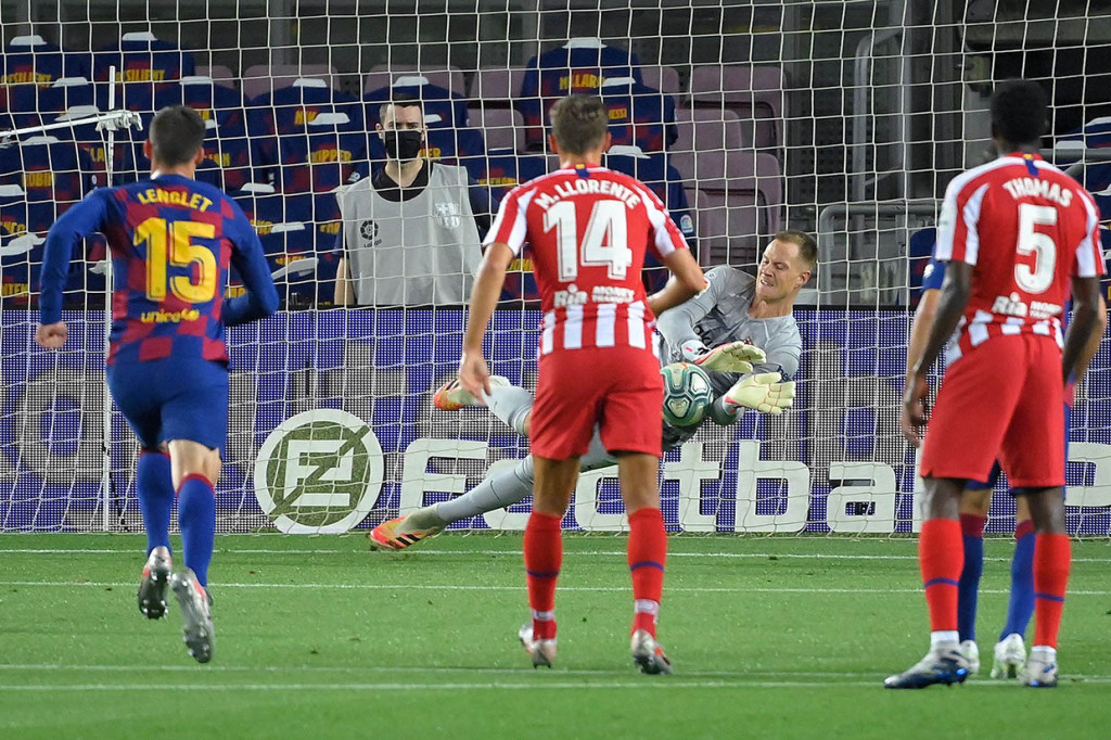 Costa berpeluang membayar kesalahannya ketika Atletico memperoleh hadiah tendangan penalti setelah Yannick Carrasco dijatuhkan Arturo Vidal di dalam area terlarang. Sayang eksekusinya dimentahkan oleh kiper Marc-Andre ter Stegen.