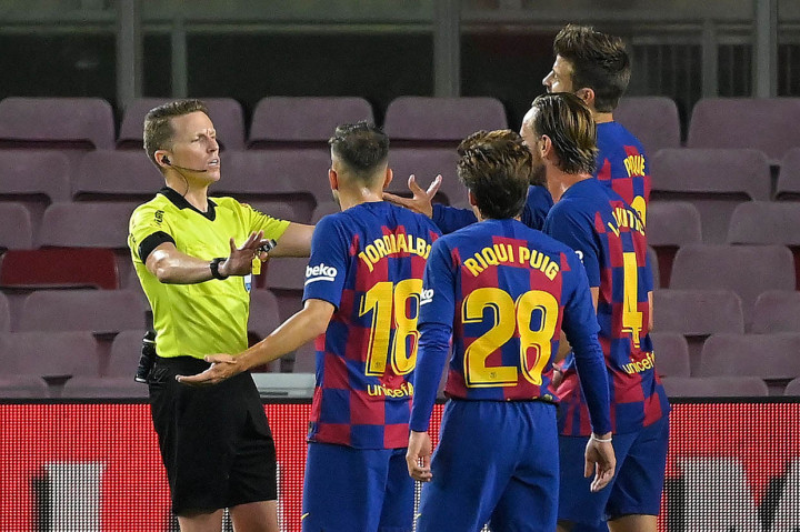 Akan tetapi, drama terjadi lantaran wasit mendapat saran dari VAR bahwa kiper Jerman itu lebih dulu meninggalkan areanya sebelum Costa melakukan eksekusi penalti, sehingga tendangan 12 pas diulang dan wasit mengganjar Ter Stegen serta Gerard Pique kartu kuning atas aksi protes.