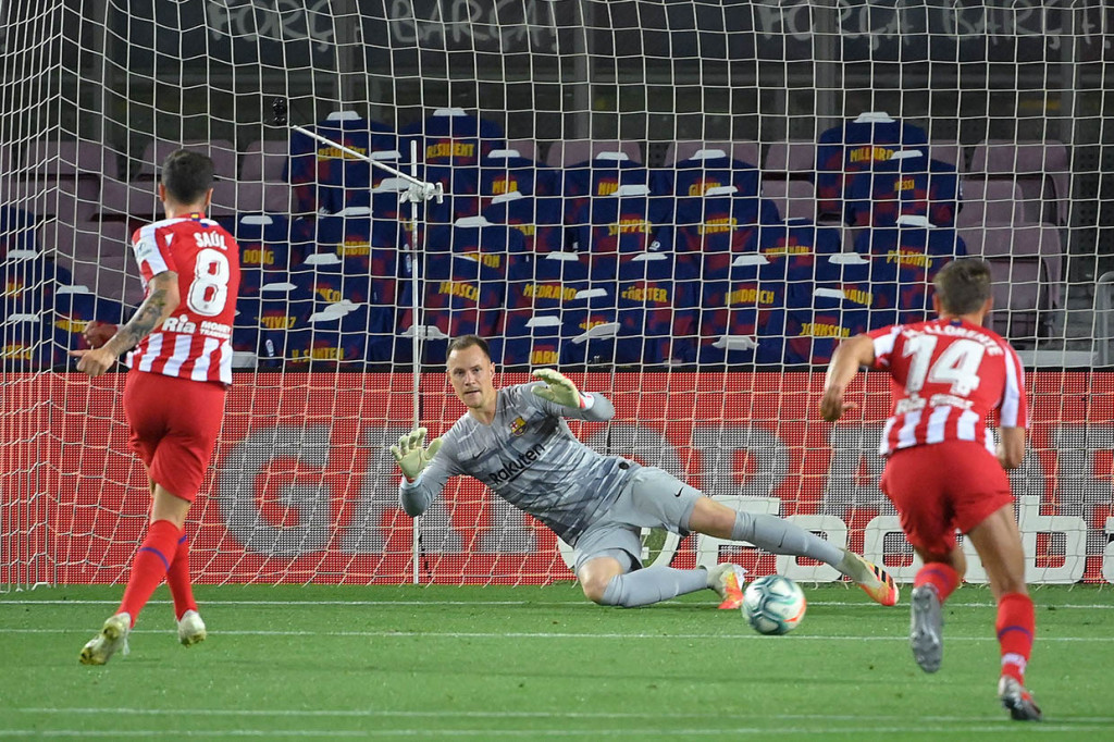 Kesempatan kedua tendangan penalti diambil oleh Saul Niguez yang dengan percaya diri mengecoh Ter Stegen untuk menyamakan kedudukan pada menit ke-19.