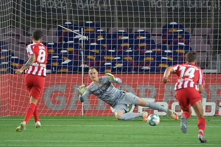 Kesempatan kedua tendangan penalti diambil oleh Saul Niguez yang dengan percaya diri mengecoh Ter Stegen untuk menyamakan kedudukan pada menit ke-19.