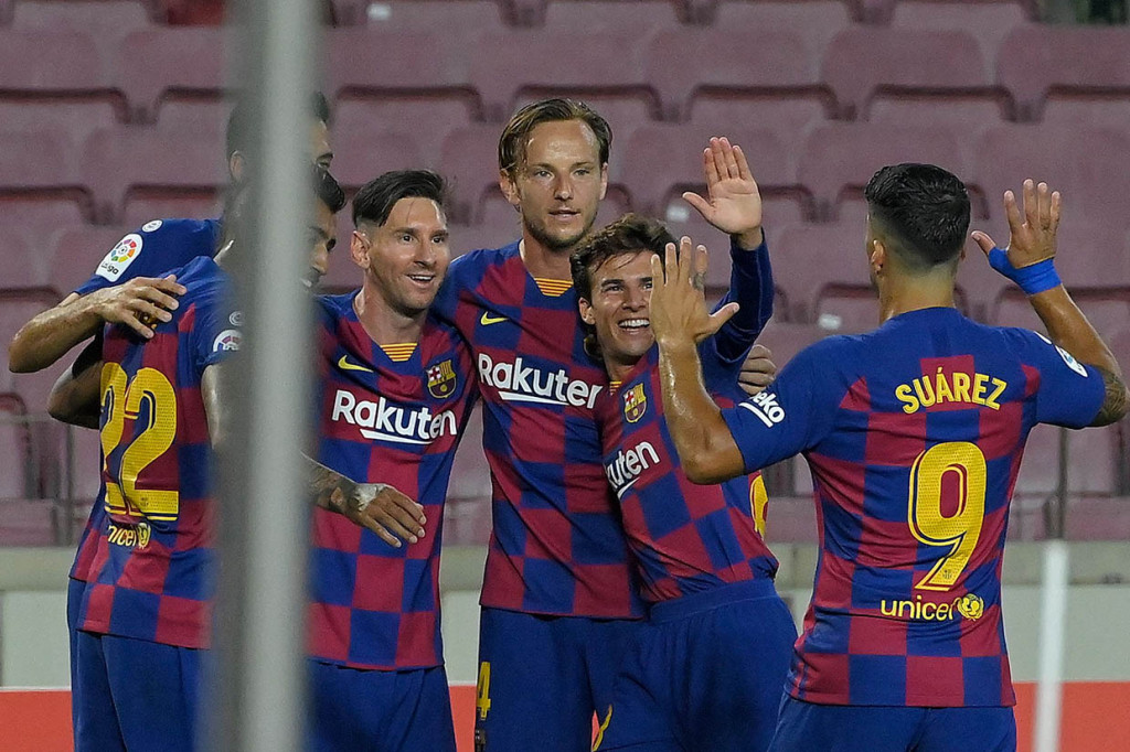 Gol tersebut disambut gembira para pemain Blaugrana.