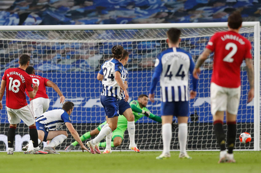 Bruno Fernandes hampir membawa MU memimpin pada menit ke-12 ketika ia menerima umpan sodoran dari Paul Pogba amun tembakan gelandang asal Portugal itu membentur tiang gawang.