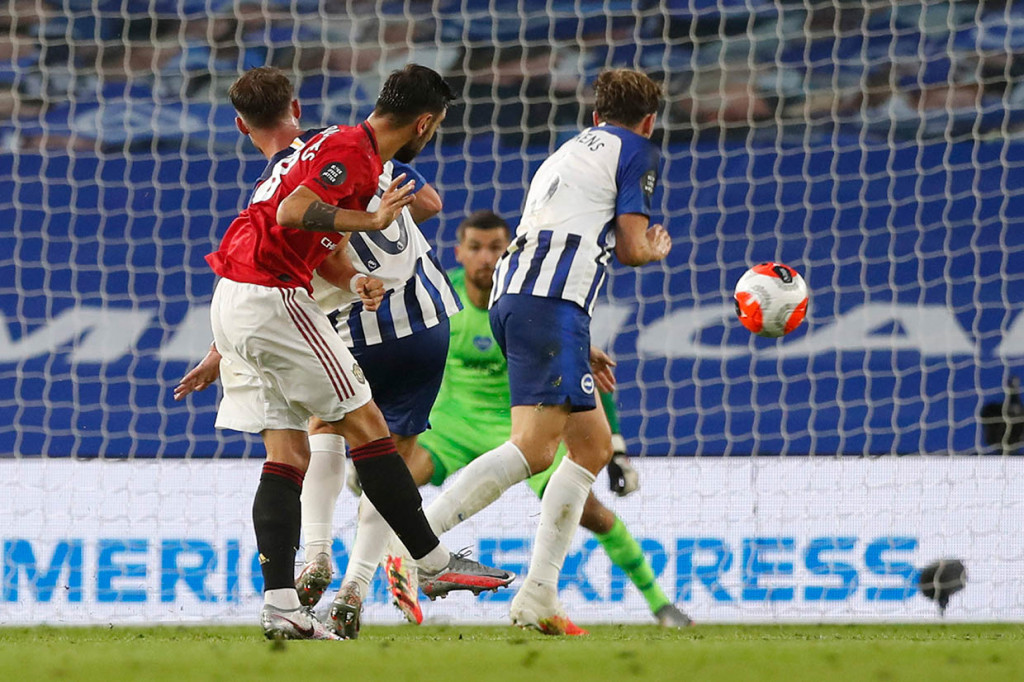 Pada menit ke-27 Fernandes memperbesar keunggulan timnya dengan tembakan dari tepian kotak penalti yang melengkung tak terjangkau kiper Mathew Ryan. Wasit dan VAR sempat meninjau prosesnya sebelum mengesahkan gol itu. Tuan rumah harus tertinggal 0-2 dari MU di babak pertama.