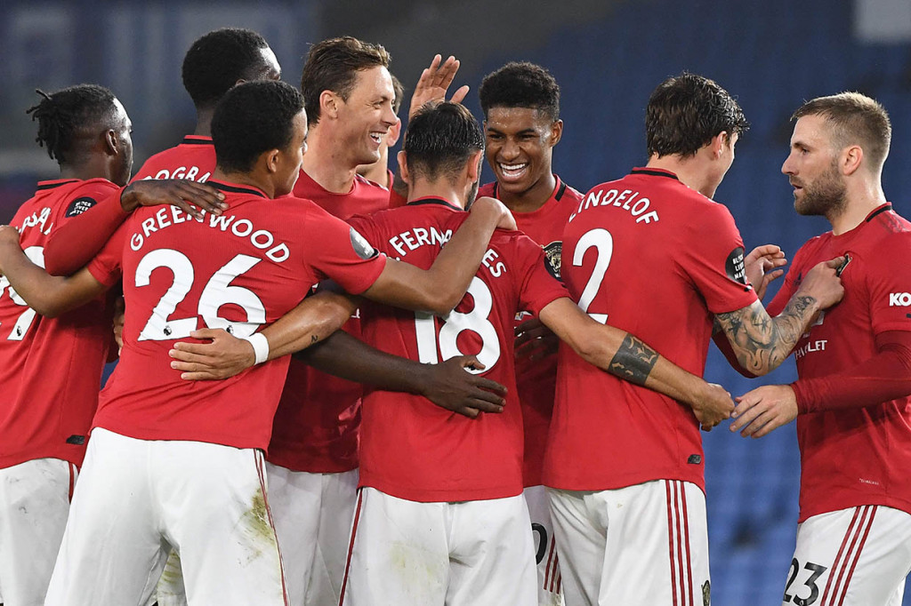 Fernandes melakukan selebrasi bersama rekan-rekan setimnya.
