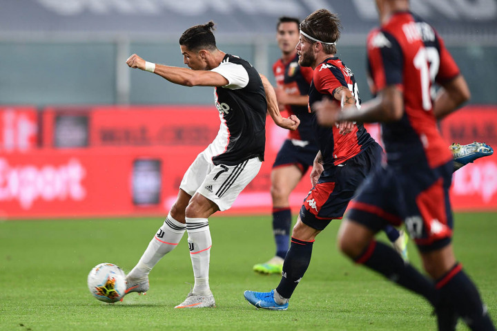 Kiper Genoa Mattia Perin dipaksa bekerja keras sejak awal pertandingan. Ia harus menggunakan kakinya untuk menahan tembakan Federico Bernardeschi dan kemudian menepis sepakan Cristiano Ronaldo.