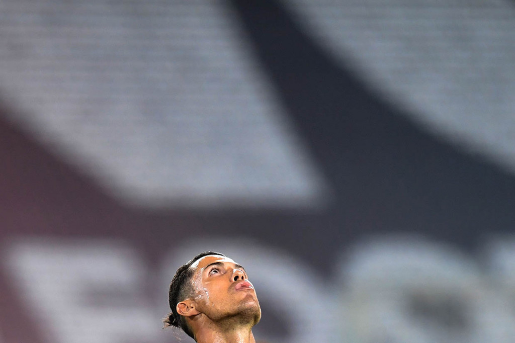 CR7, julukan Ronaldo, memiliki banyak peluang untuk mencetak gol, tetapi masih dapat digagalkan Perin. Tidak ada gol yang tercipta di babak pertama.