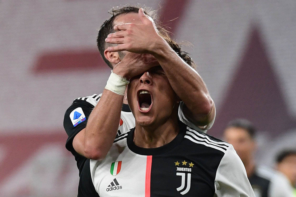 Dybala melakukan selebrasi usai menjebol gawang Genoa.