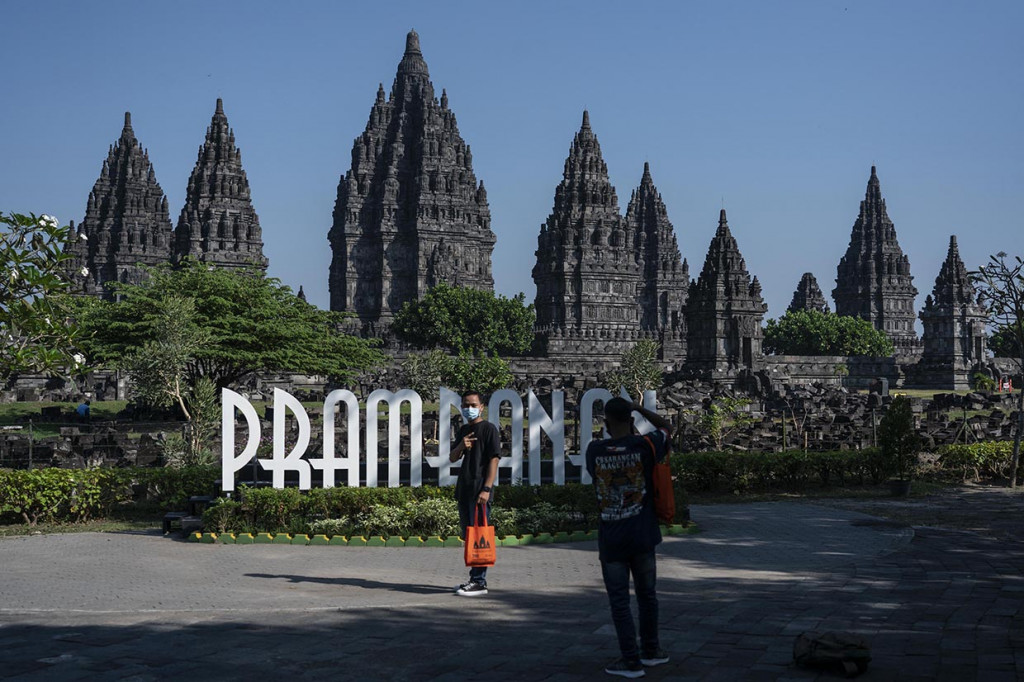Wisatawan berfoto dengan latar belakang kompleks Taman Wisata Candi (TWC) Prambanan di Sleman, DI Yogyakarta, Rabu, 1 Juli 2020.
