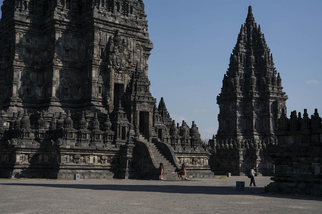 Untuk mengurai antrean pengunjung di loket, PT TWC menganjurkan wisatawan melakukan pembelian secara daring (online) di ticket.borobudurpark.com. Sementara jam operasional TWC Prambanan dimulai pukul 08.00 WIB hingga pukul 16.00 WIB, sedangkan Ratu Boko pukul 10.00 WIB hingga 18.00 WIB, dan akan dilakukan jeda istirahat selama satu jam pada pukul 12.00 WIB hingga 13.00 WIB untuk membersihkan semua peralatan protokol kesehatan yang telah digunakan oleh wisatawan.