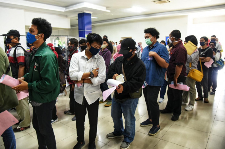 Pemohon antre untuk membuat surat izin mengemudi (SIM) di Satuan Penyelenggara Administrasi (Satpas) SIM Daan Mogot, Jakarta Barat, Rabu, 1 Juli 2020.