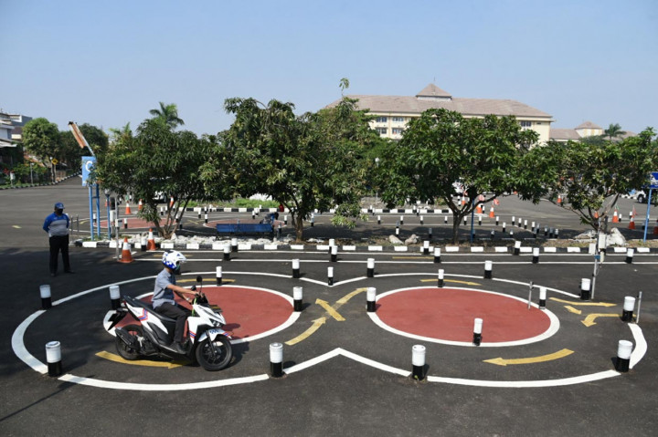 Direktur Lalu Lintas Polda Metro Jaya Komisaris Besar Sambodo Purnomo Yogo juga mengatakan, Polda Metro Jaya juga memberikan 300 perpanjangan SIM gratis bagi pemohon yang memiliki tanggal lahir 1 Juli.