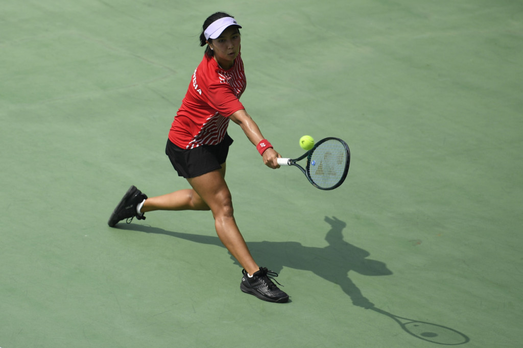 Petenis tunggal putri Aldila Sutjiadi mengembalikan bola ke arah lawan Jessy Rompies pada final turnamen Simulasi Internal Pelatnas Putri PP Pelti di Stadion Tenis Gelora Bung Karno, Jakarta. 